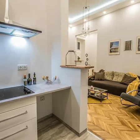 Semmihome Semmelweis Street 公寓